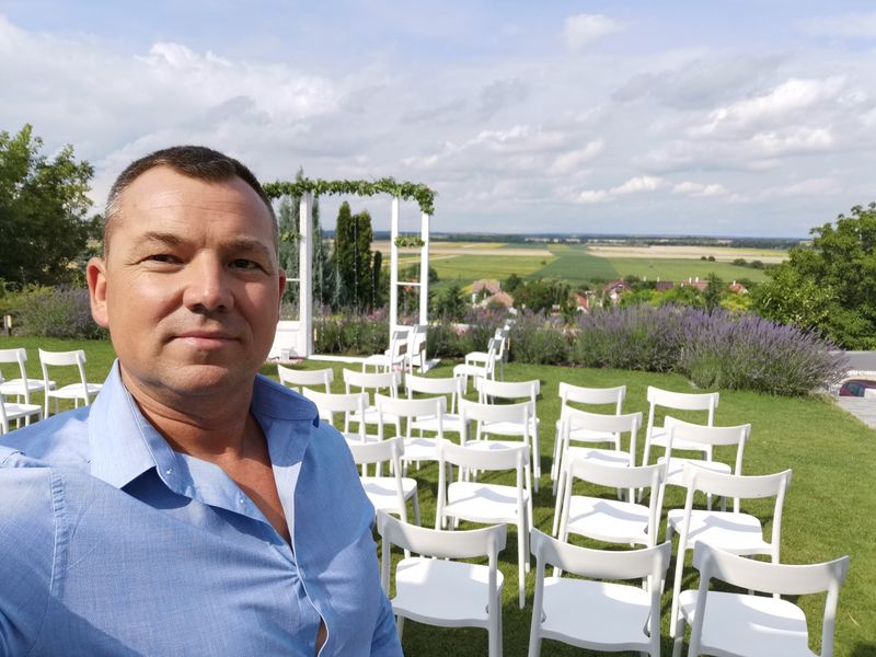 Kortye Vilmos operatőr egy esküvői helyszínen